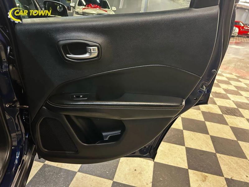 Vehicle photo 25