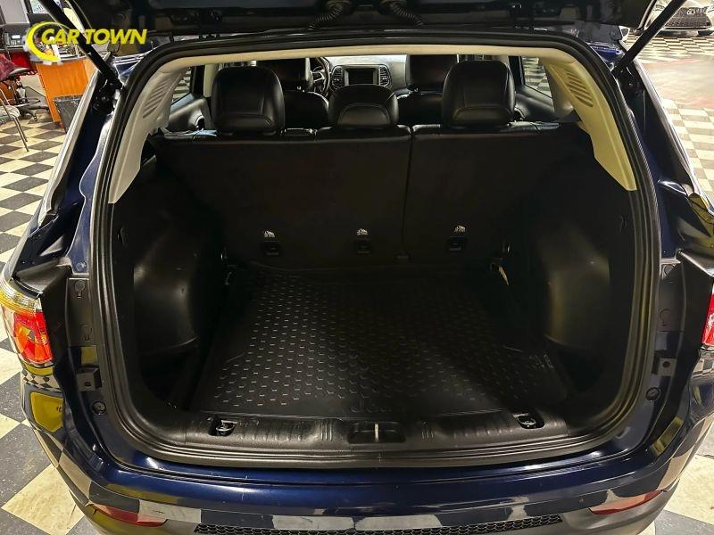 Vehicle photo 26