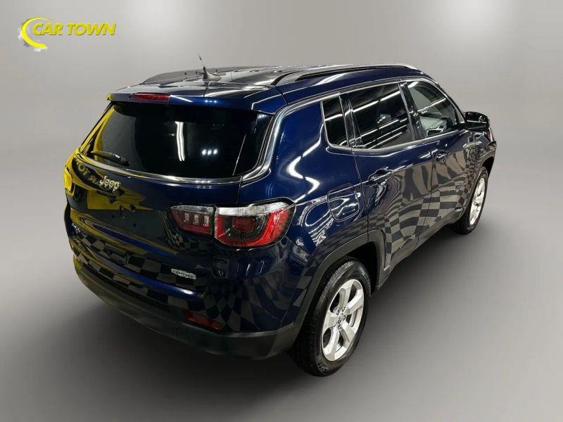Vehicle photo 8