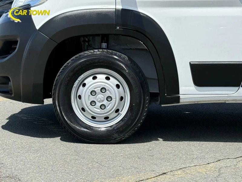 Vehicle photo 12