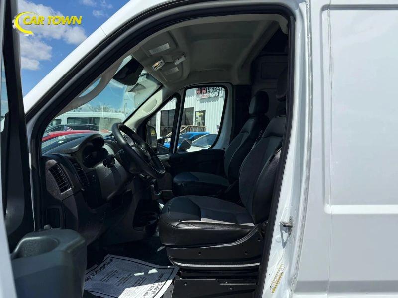 Vehicle photo 17