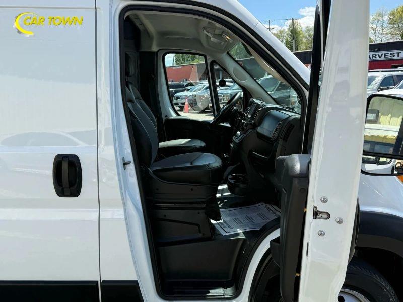 Vehicle photo 32