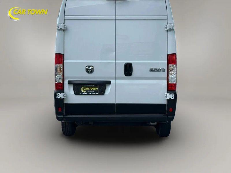 Vehicle photo 8
