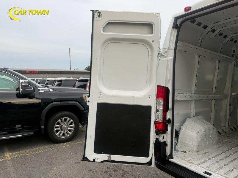 Vehicle photo 30