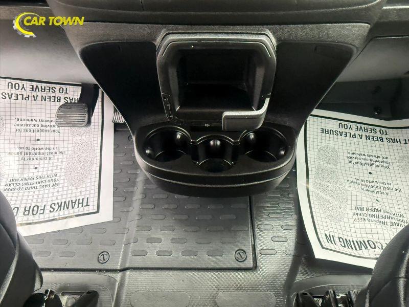 Vehicle photo 12