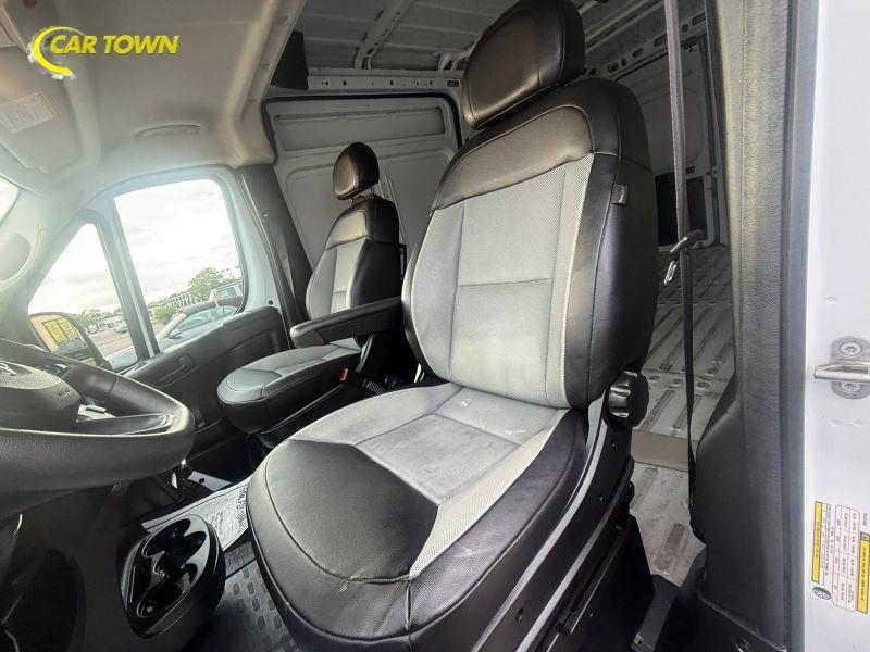 Vehicle photo 19