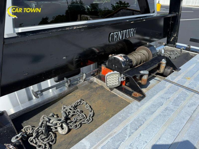 Vehicle photo 16