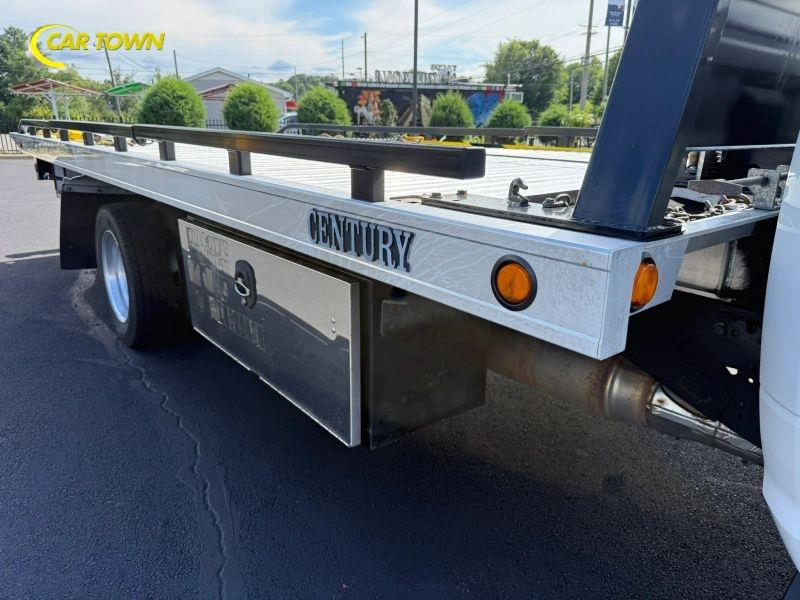 Vehicle photo 19