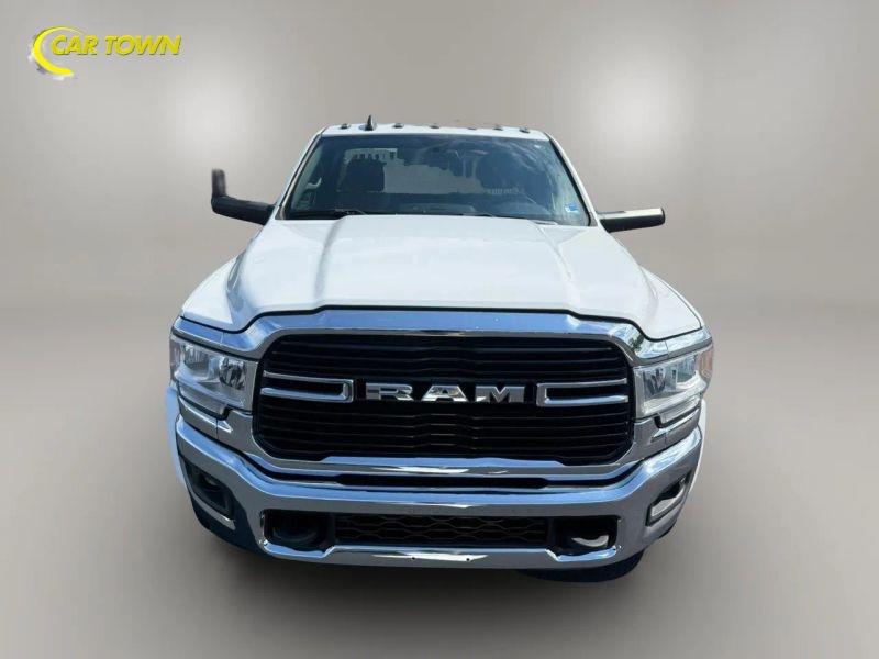 Vehicle photo 3
