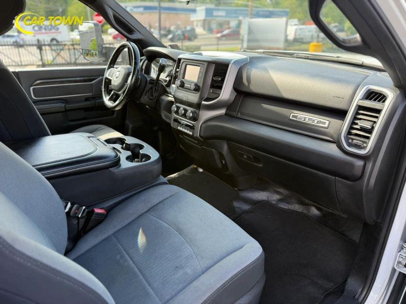 Vehicle photo 32