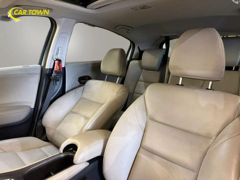 Vehicle photo 17