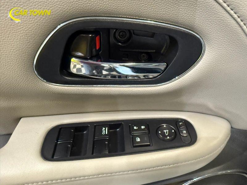 Vehicle photo 19