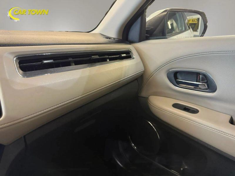 Vehicle photo 29