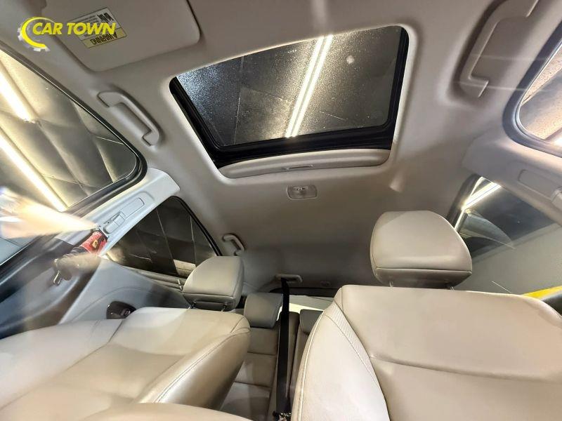 Vehicle photo 30
