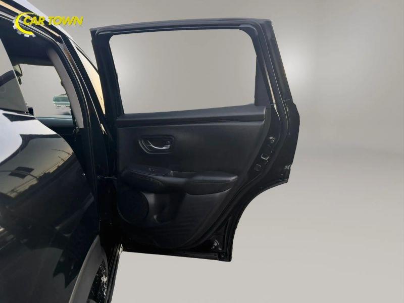 Vehicle photo 23