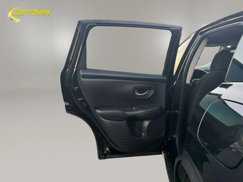 Vehicle photo 25