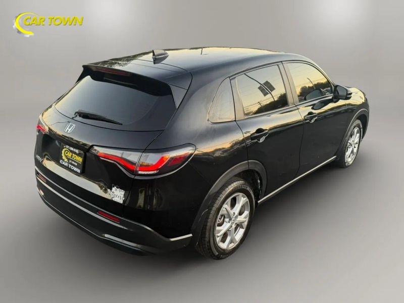 Vehicle photo 9