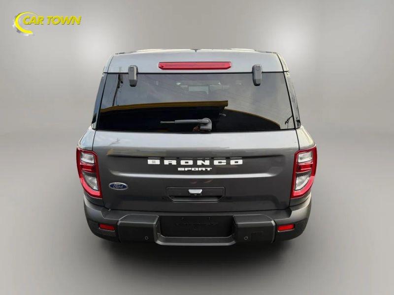 Vehicle photo 10
