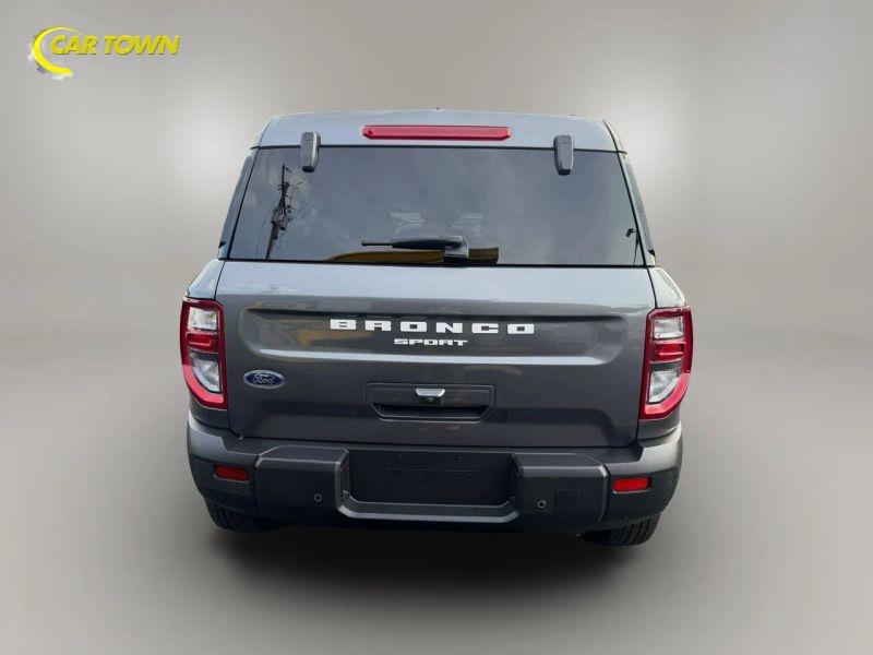Vehicle photo 11