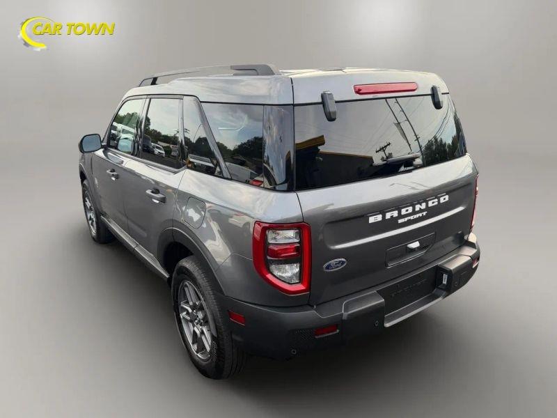 Vehicle photo 12