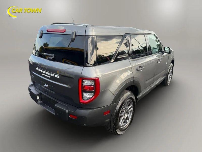 Vehicle photo 8