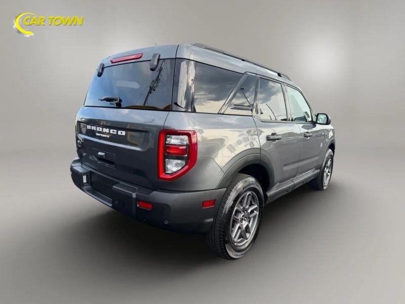 Vehicle photo 9