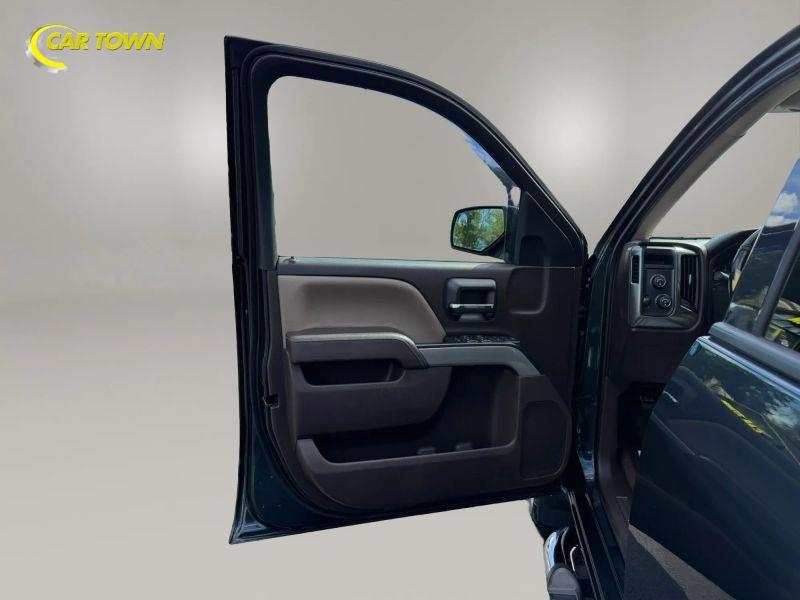 Vehicle photo 17