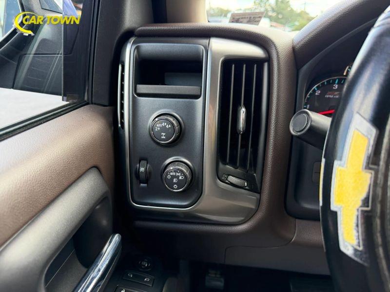 Vehicle photo 30