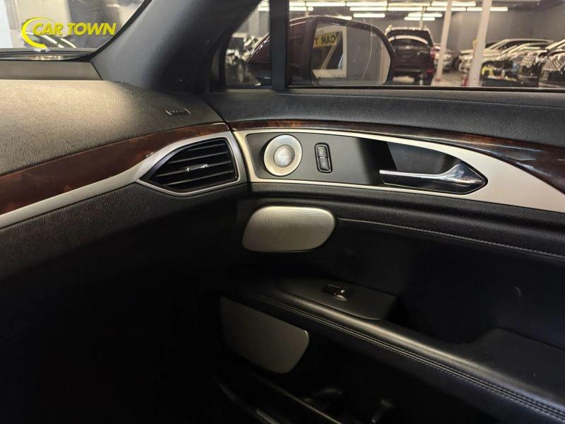 Vehicle photo 23