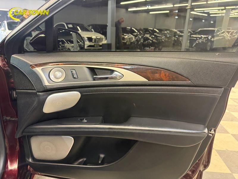 Vehicle photo 28