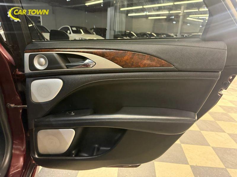 Vehicle photo 30