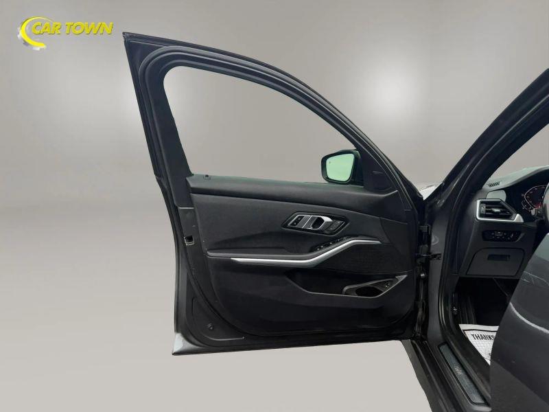 Vehicle photo 17