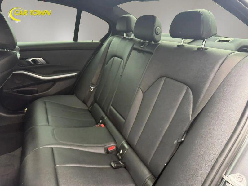 Vehicle photo 18