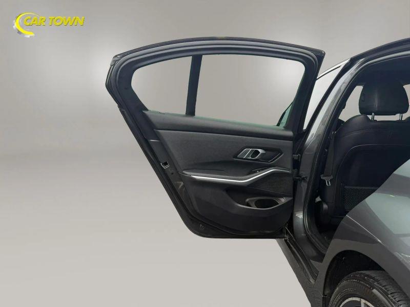 Vehicle photo 19