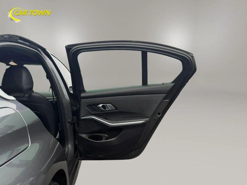 Vehicle photo 24