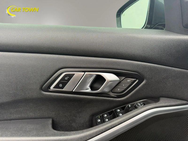 Vehicle photo 32