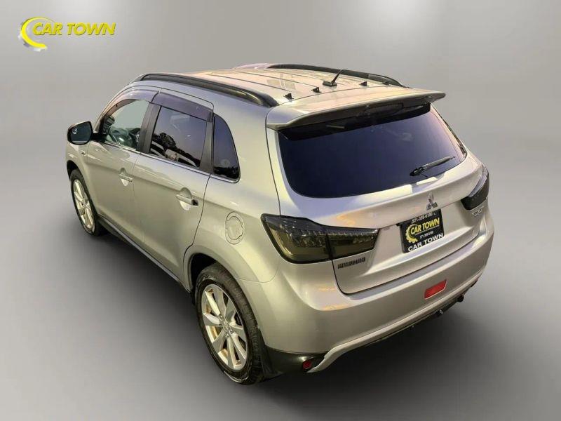 Vehicle photo 12