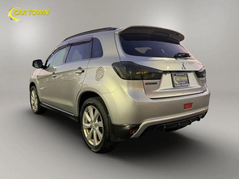 Vehicle photo 13