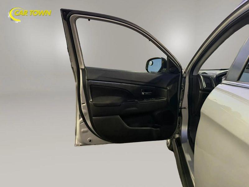 Vehicle photo 17
