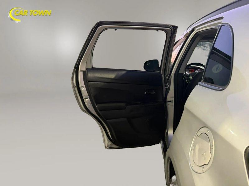 Vehicle photo 24