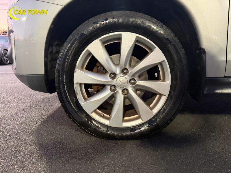 Vehicle photo 29