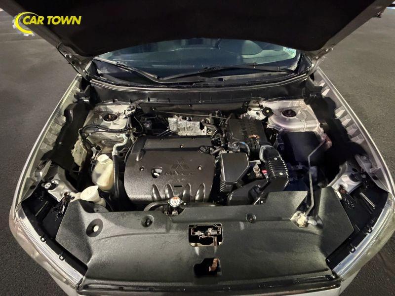 Vehicle photo 33