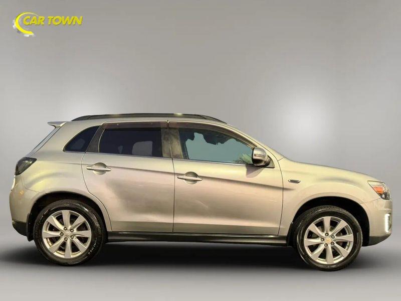 Vehicle photo 7