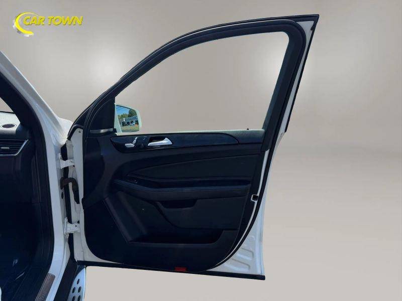 Vehicle photo 14