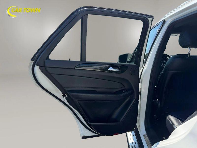 Vehicle photo 18