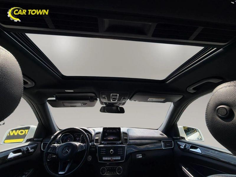 Vehicle photo 30
