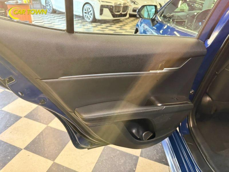 Vehicle photo 23