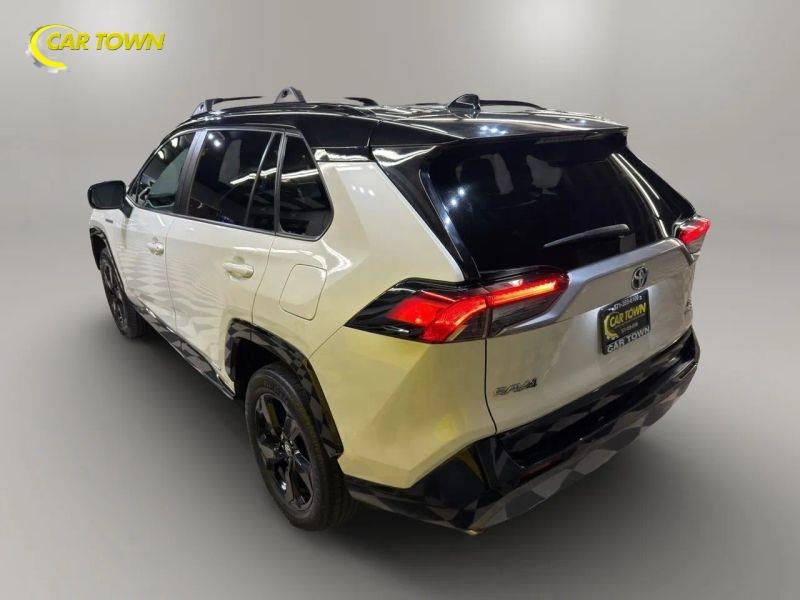 Vehicle photo 12