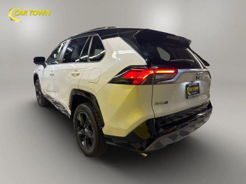 Vehicle photo 13