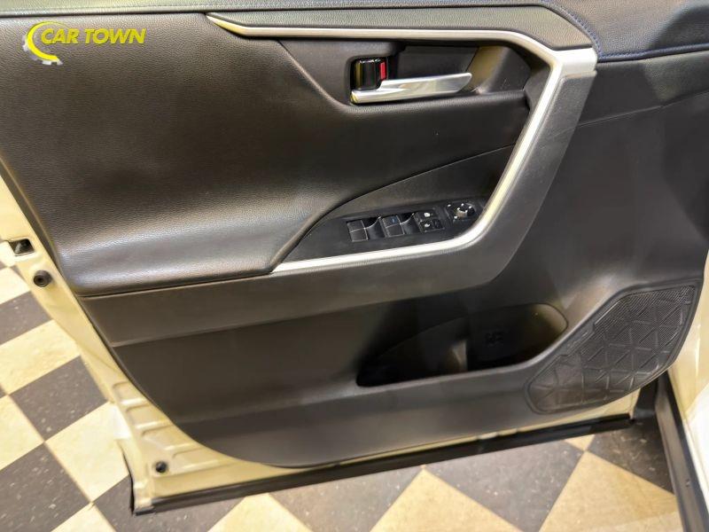 Vehicle photo 17